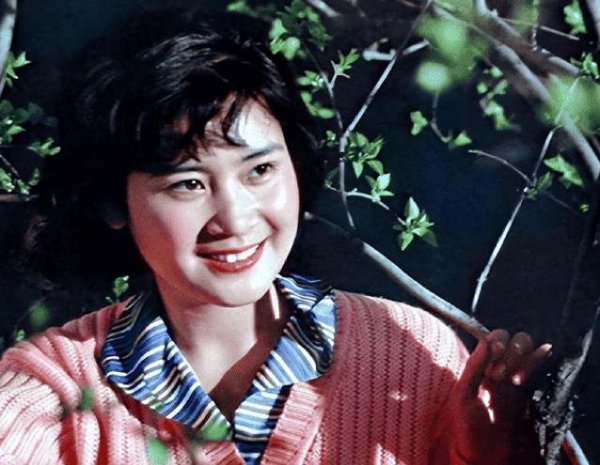 股升网 她是80年代军中之花，事业巅峰抛夫离婚，67岁无儿无女却无悔