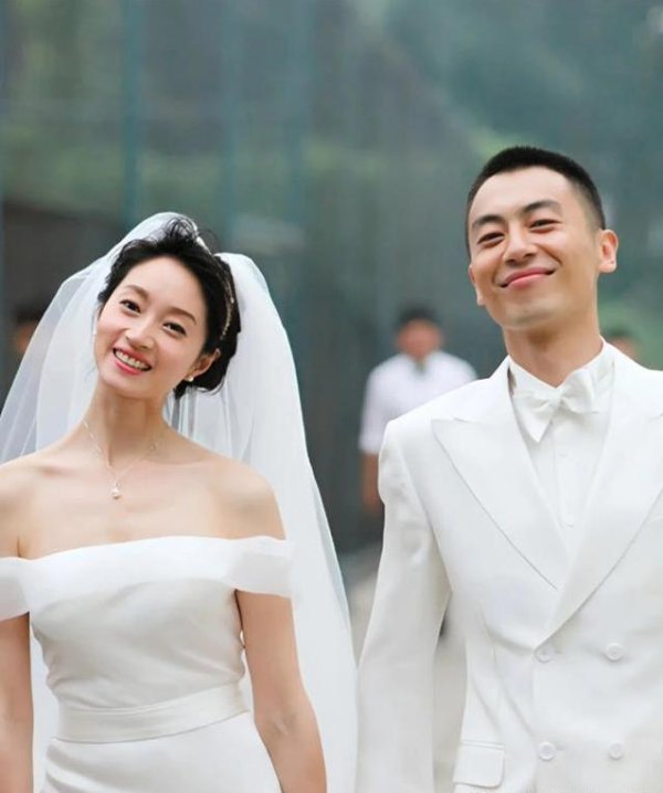 红和古 沈佳妮晒全家福甜翻天，朱亚文搞怪Pose，婚变谣言咋破？