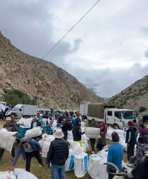 忠泰策略 “上千人来珠峰逛公园”，在暴雪和雷电中度过惊魂一夜